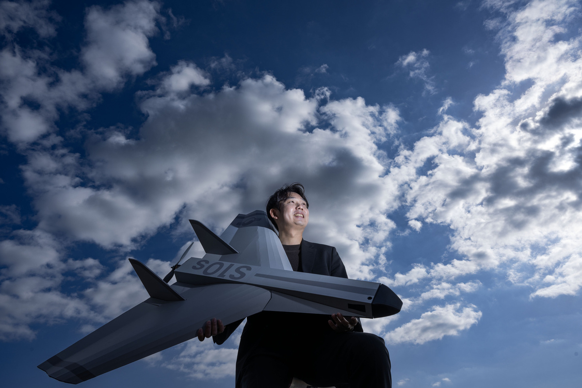 Основатель и председатель правления Pablo Air Ким Ён Чжун позирует для фотографии с макетом одноразового ударного дрона PabloM S10 в офисе компании в Инчхоне 3 марта (Им Сэ Чжун/The Korea Herald)