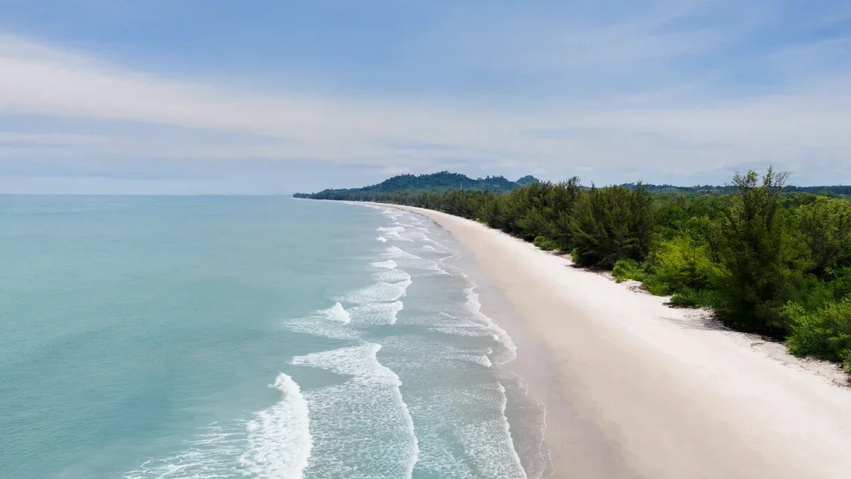    Пляж на побережье Куала-Пенью. Остров Борнео, Малайзия. Фото: Club Med