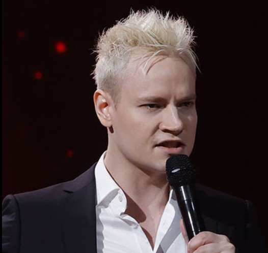 SHAMAN спел вместе с поклонницами на концерте в Тюмени и устроил неожиданный праздник