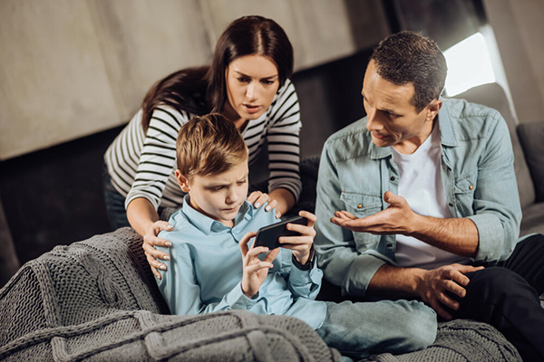 Статья "Когда блогер важнее родителя.  Как вернуть себе роль главного воспитателя?"