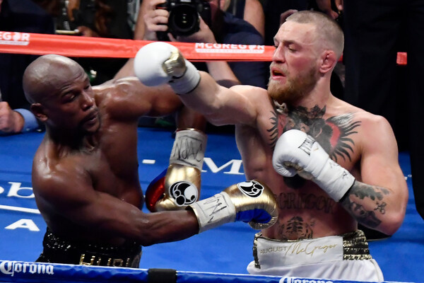 Бой Флойда Мейвезера против Конора Макгрегора в Лас-Вегасе, 2017 год / Gene Blevins/Global Look Press   📷