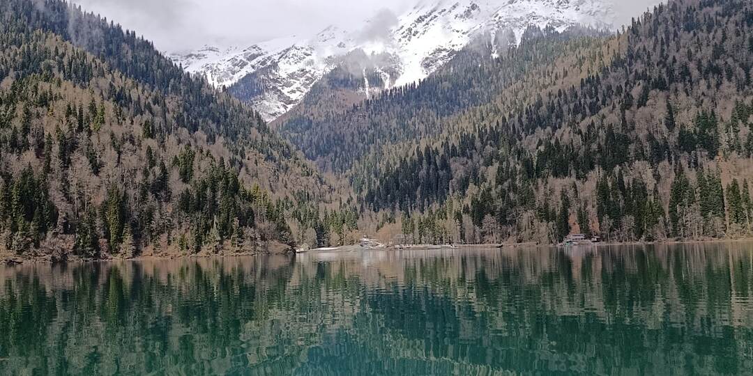 Как мы нашли подснежники на Рице в марте и покатались на лодке без толпы туристов