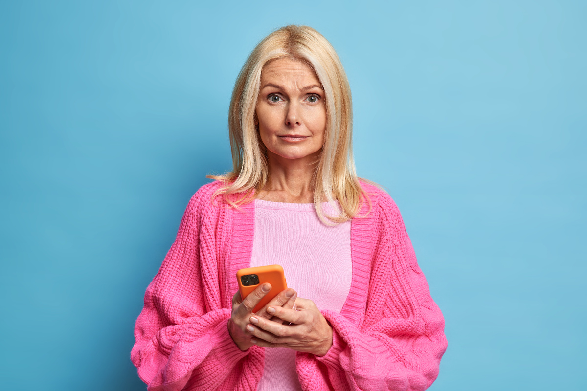 источник фото: https://ru.freepik.com/free-photo/puzzled-senior-woman-holds-modern-smartphone-hands-downloads-new-application-has-bad-mobile-connection-reads-post-social-network-dressed-knitted-jumper_14269438.htm#fromView=search&page=1&position=1&uuid=e995f46f-78d7-4fcb-87af-2d0945d03d99&query=взрослая+женщина++с+телефоном