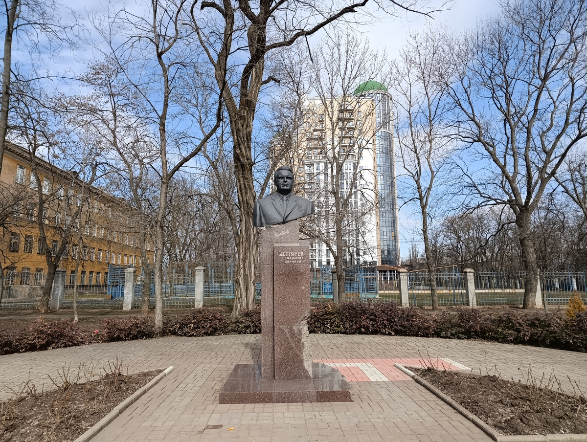 Памятник В.И. Дегтярёву (советскому партийному деятелю) в Дегтярёвском Сквере возле начала проспекта Панфилова.