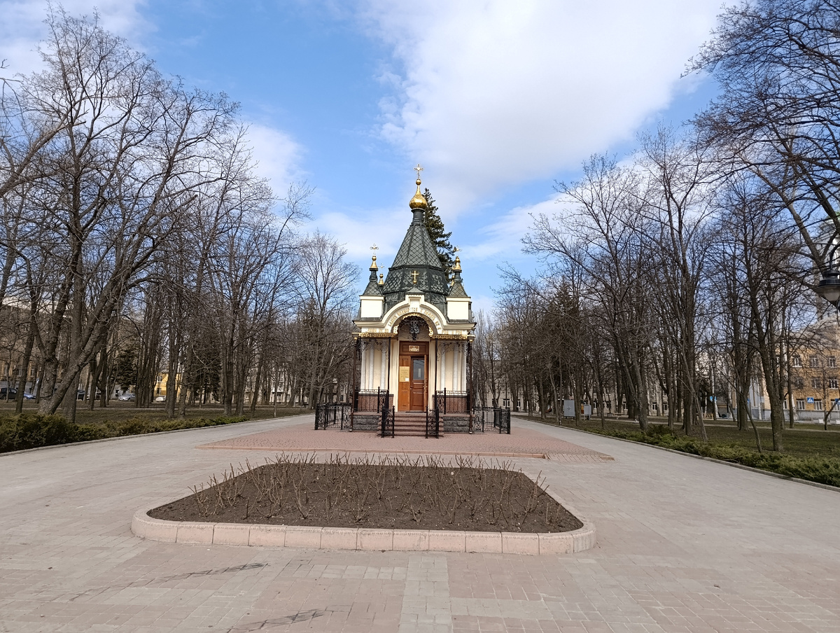 Часовня Святой Варвары (христианской покровительницы шахтёров и горняков) в самом начале проспекта Панфилова.