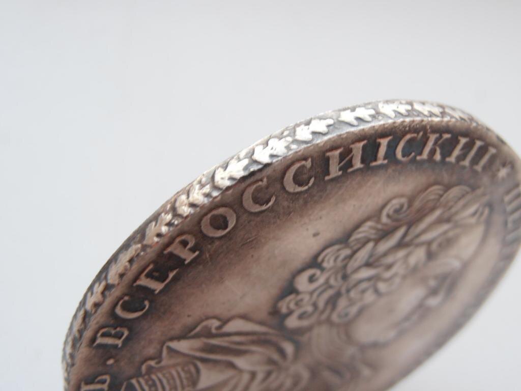 Гурт — это боковая поверхность (ребро) монеты, ее «третья сторона».