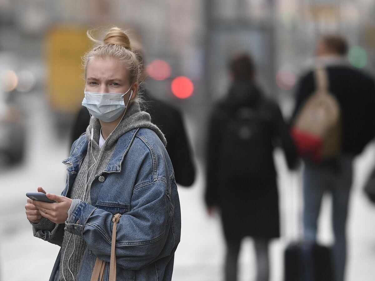    Девушка в защитной маске на одной из улиц в Москве | © РИА Новости / Владимир Астапкович