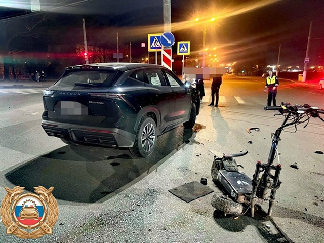 В Твери подросток на самокате попал под машину