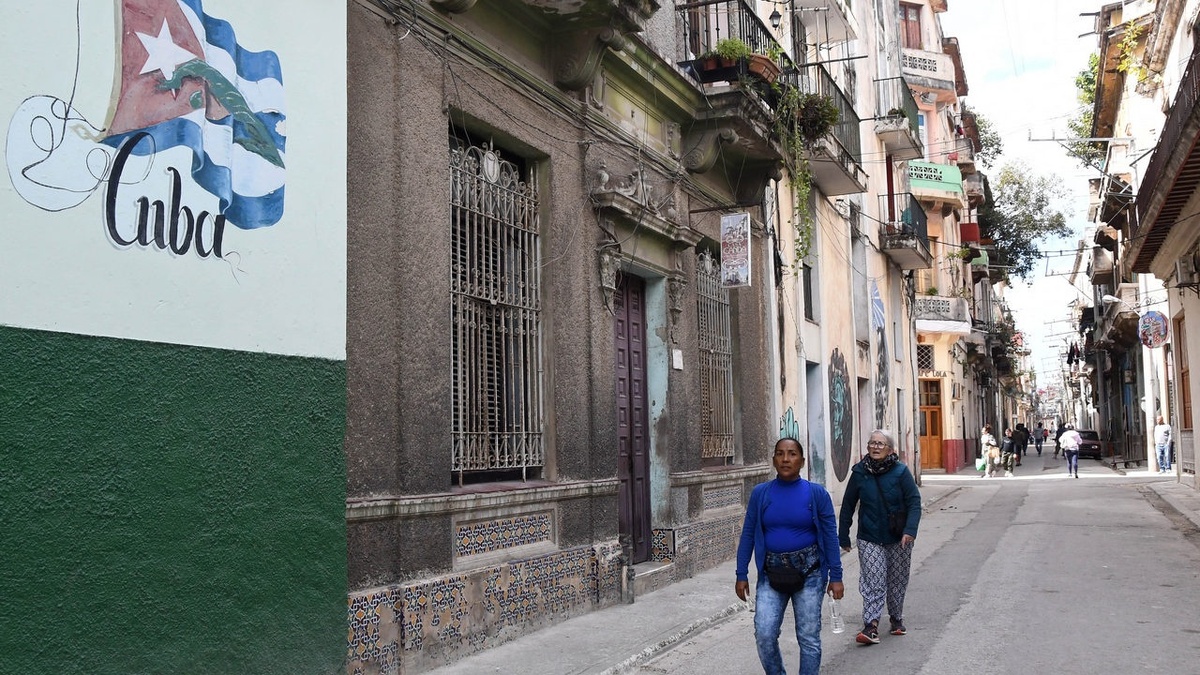    Полный торгово-экономический и военно-политический «блэкаут» Кубы - это не что иное, как преступление США против человечности.