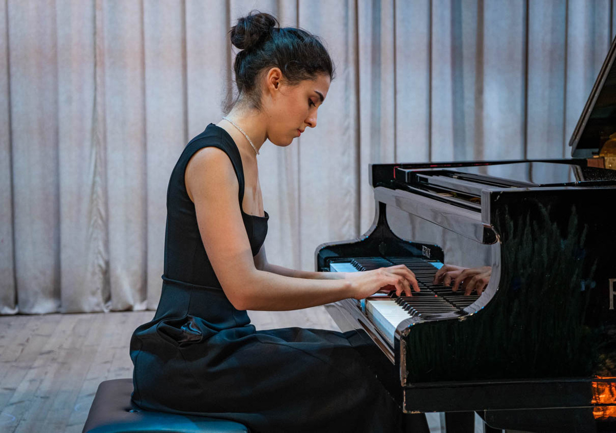 У рояля — Вера Нижарадзе. Фото предоставлено Московской консерваторией им. П.И. Чайковского