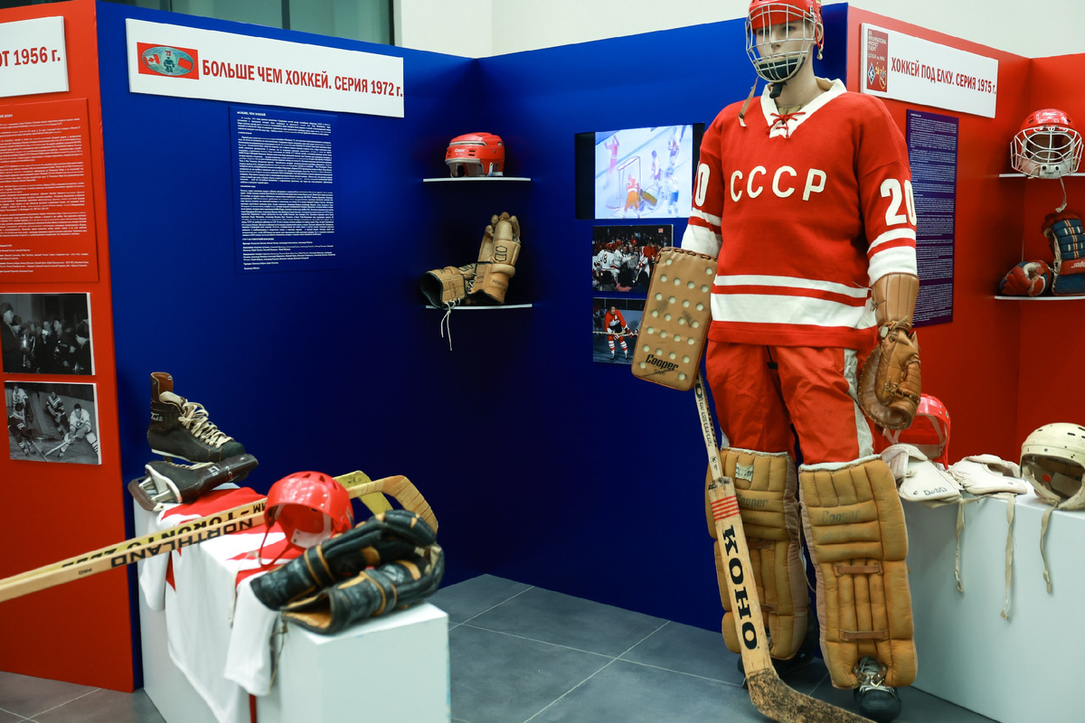 Выставка хоккейных раритетов на гала-матче АЛХ - МИД 16 февраля 2026 года. Фото: АЛХ 
