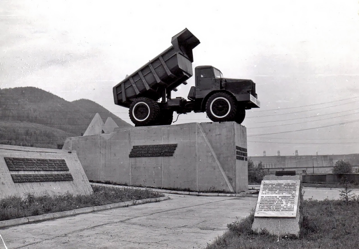     МАЗы-525 участвовали во всех больших советских стройках. Кстати, по некоторым данным, у Красноярской ГЭС установлен единственный сохранившийся экземпляр автомобиля