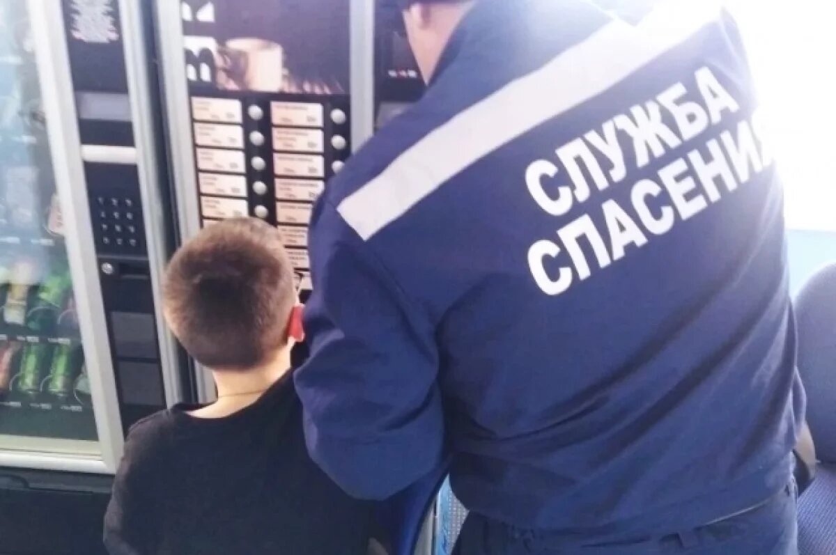    Ульяновские спасатели освободили палец школьника из кофейного автомата