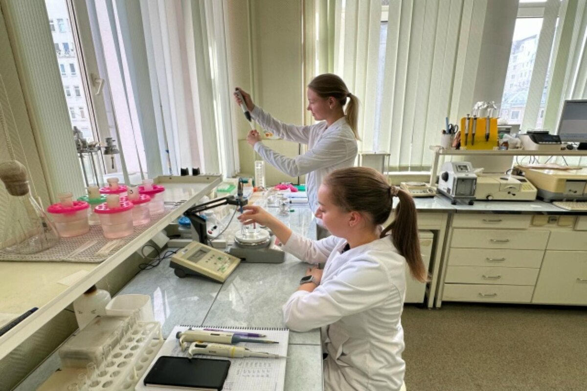 Фото: Любовь Сутормина, группа ученых проводит эксперимент