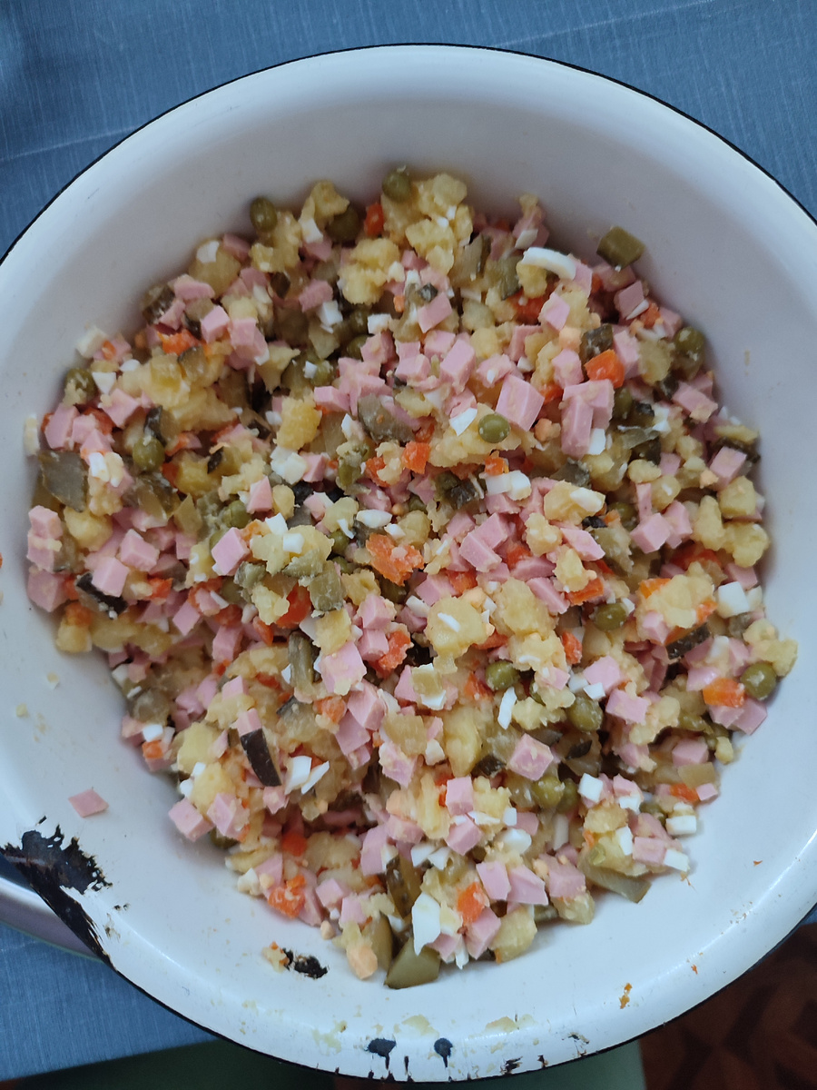 Вот такая мисочка получилась. Ну а майонезом заправляем мы его прямо у себя в тарелке.