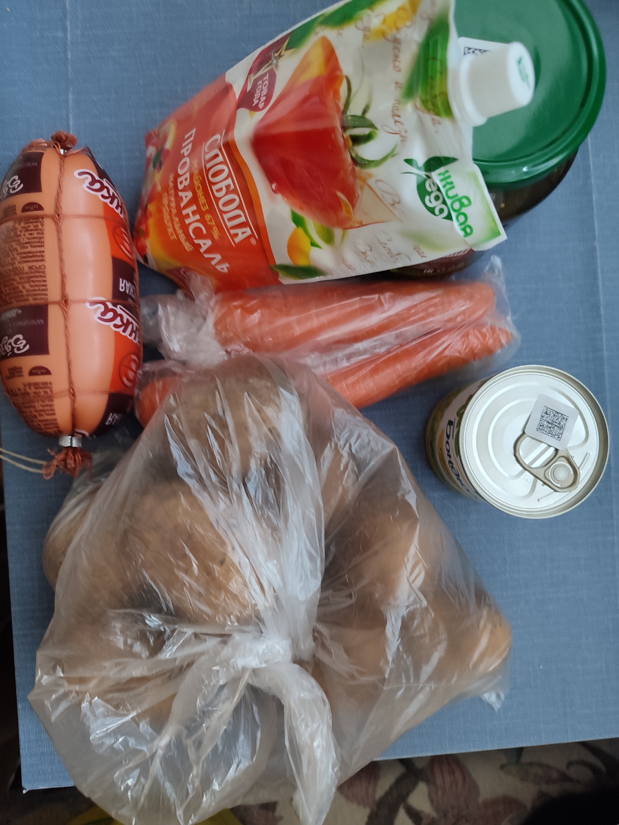 Пару картошин пришлось выбросить, к сожалению. Но тут день на день не приходится. Бывает нормальную картошку продают, а бывает совсем плохую.