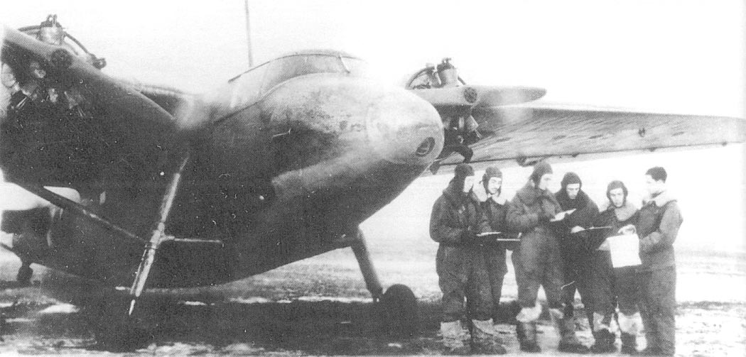 Лётчики возле самолёта Ще-2.