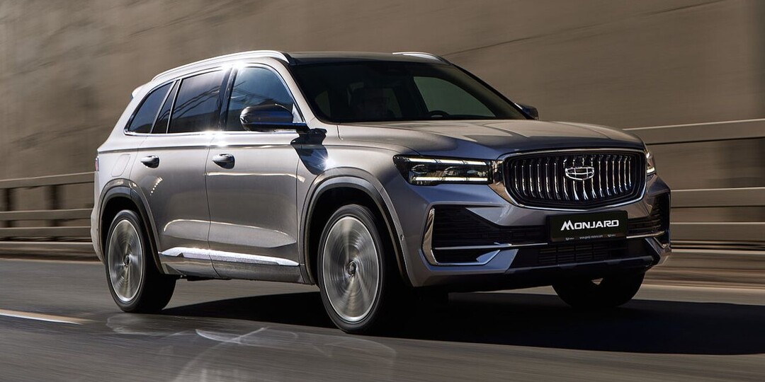 Geely Monjaro улучшен для России: как обновился флагманский кроссовер и сколько он стоит теперь