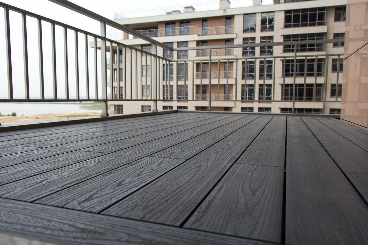 Доска ДПК на балконе