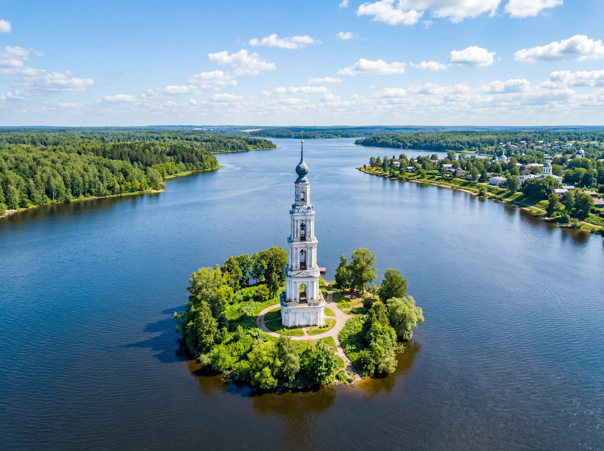 Затопленная колокольня Николаевского собора — памятник истории и архитектуры на искусственном острове Угличского водохранилища близ города Калязина.