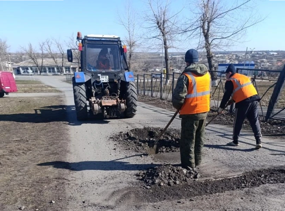    На фото предоставленных администрацией Октябрьского района - процесс ямочного ремонта в х. Киреевка, п. Новокадамово, п. Атюхта. Марина Ецкова