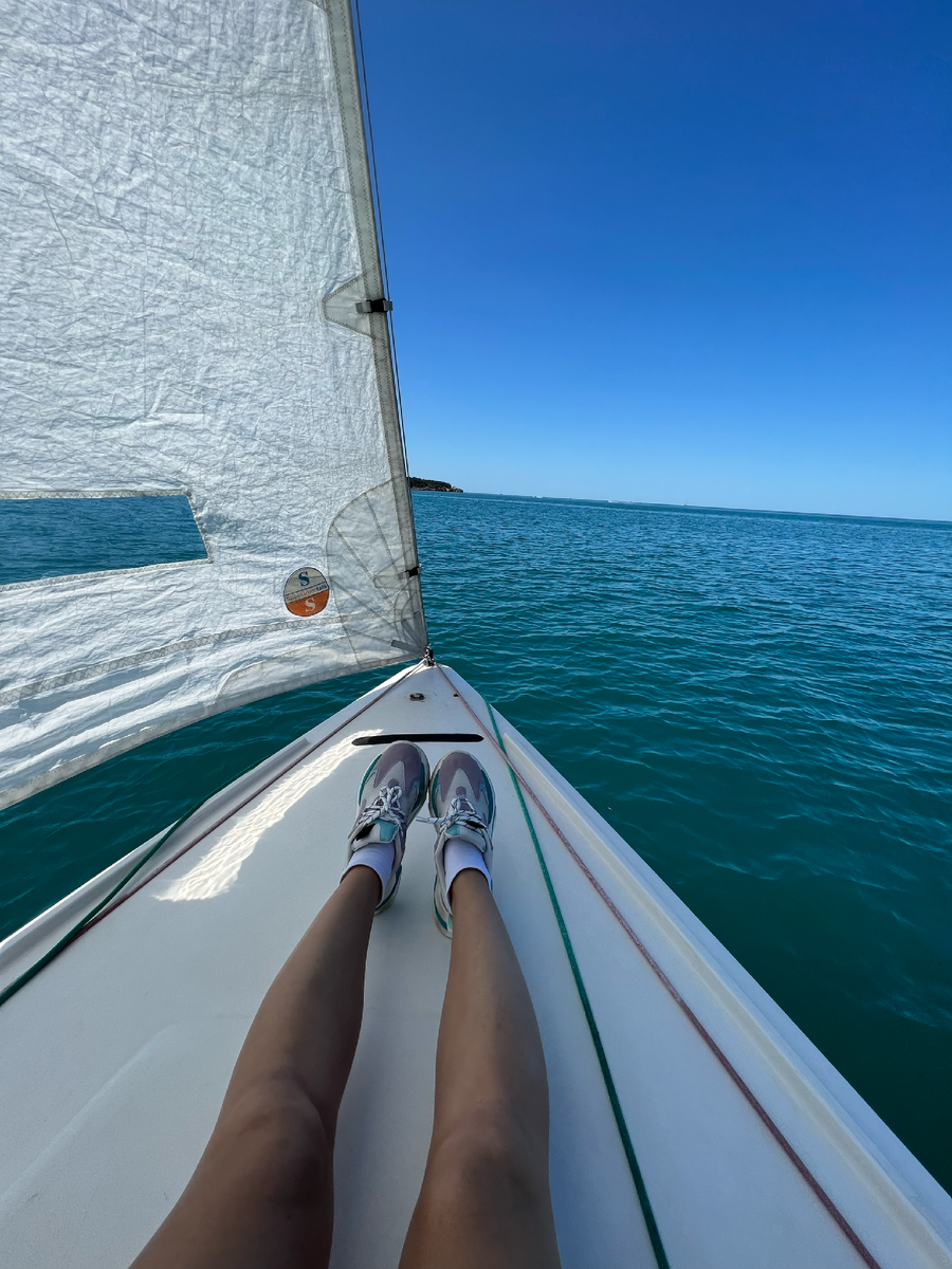 Прогулка на яхте в море