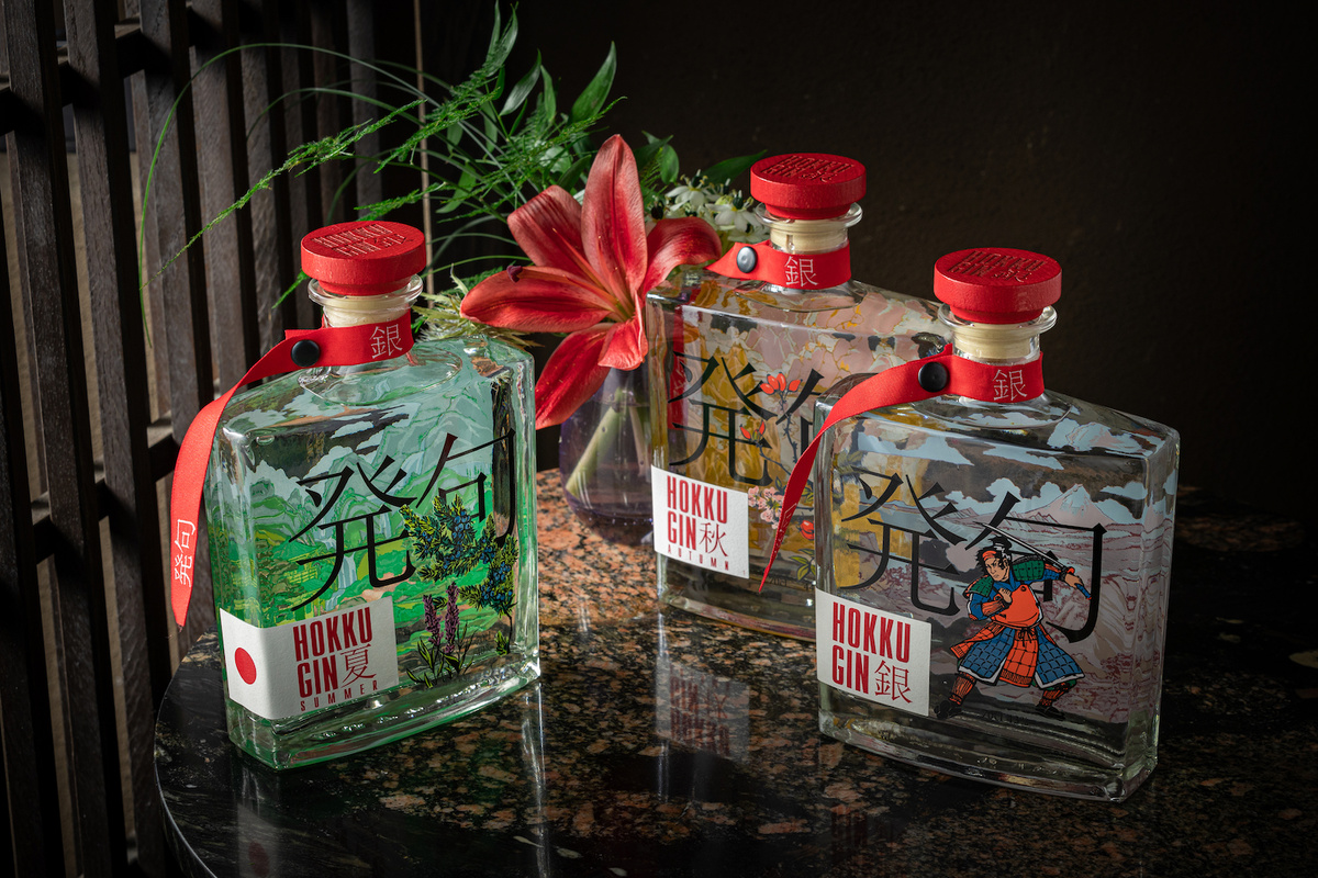     Сезон белой росы: изучаем первые релизы концептуальной коллекции джинов Hokku