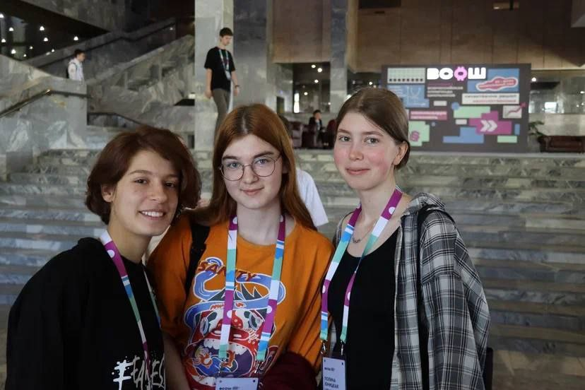 Эльвира на финале ВСоШ (посередине). Из архива ученицы.