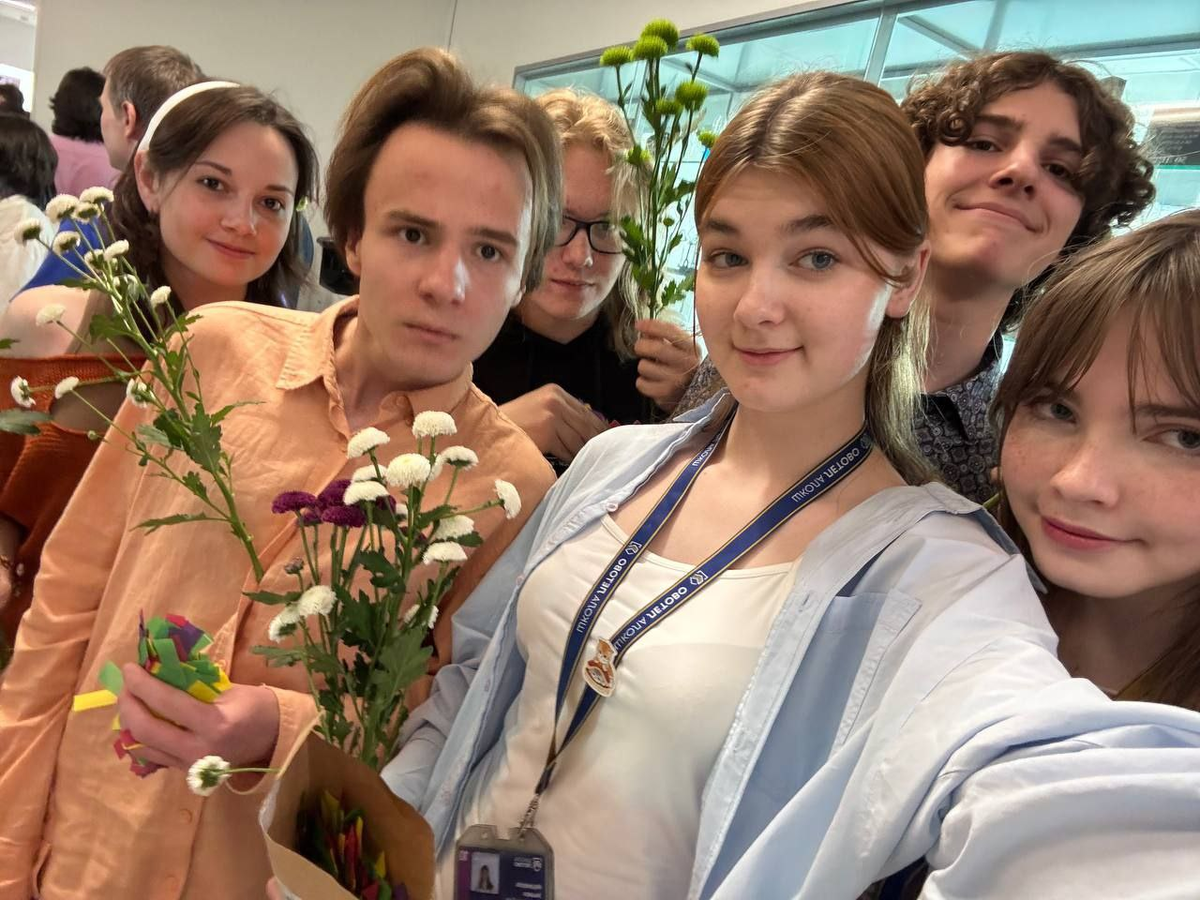 Эльвира с одноклассниками. Архив ученицы.