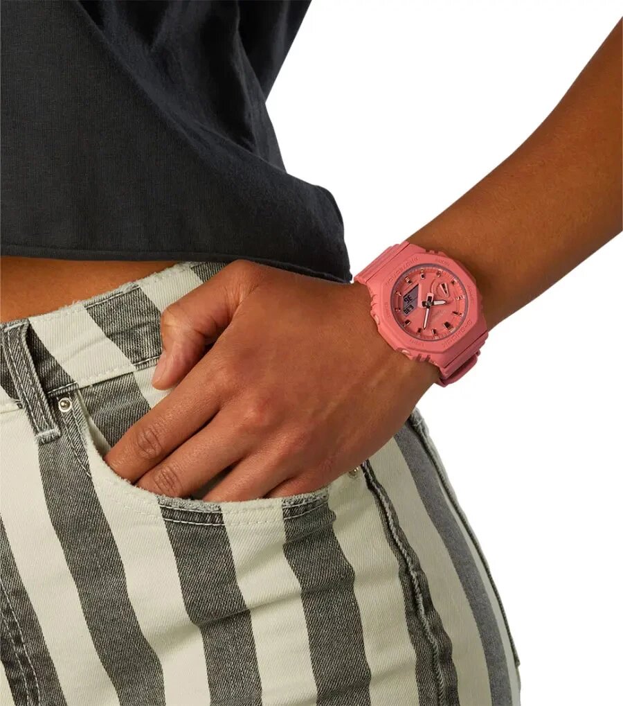 Женская модель G-Shock GMA-S2100-4A2 из серии GMA-S2100 сохраняет ударопрочность и водонепроницаемость мужских моделей, но выглядит изящно