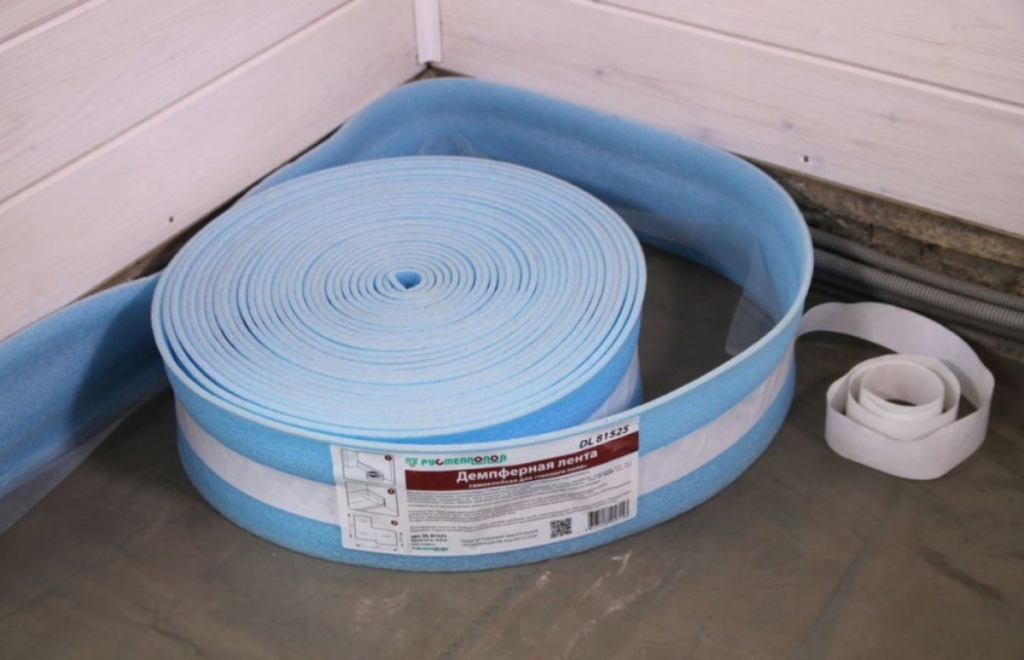 Демпферная лента, которая укладывается между стенами и стяжкой: