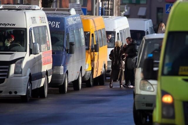 Вправе ли водитель маршрутки требовать оплату только наличными?