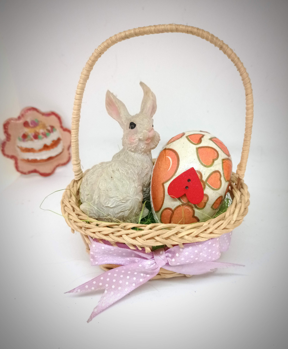 Яйца делала из гипса,декупаж салфетками и деревянными пуговицами