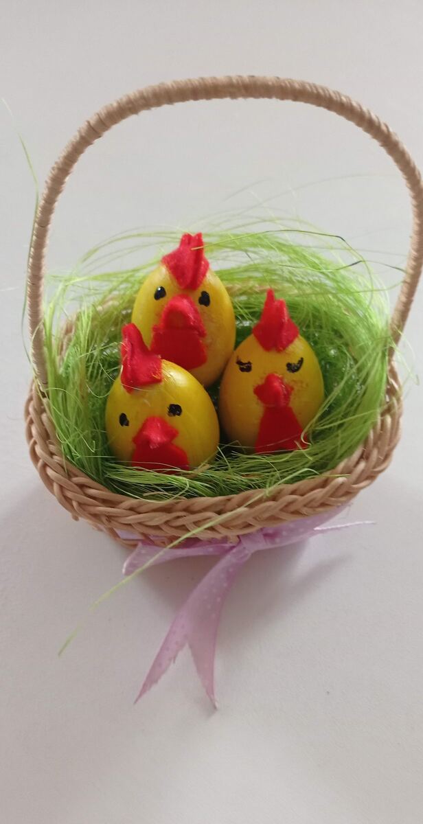Цыплят сделала из деревянных яиц и фетра,сизаль для корзинки