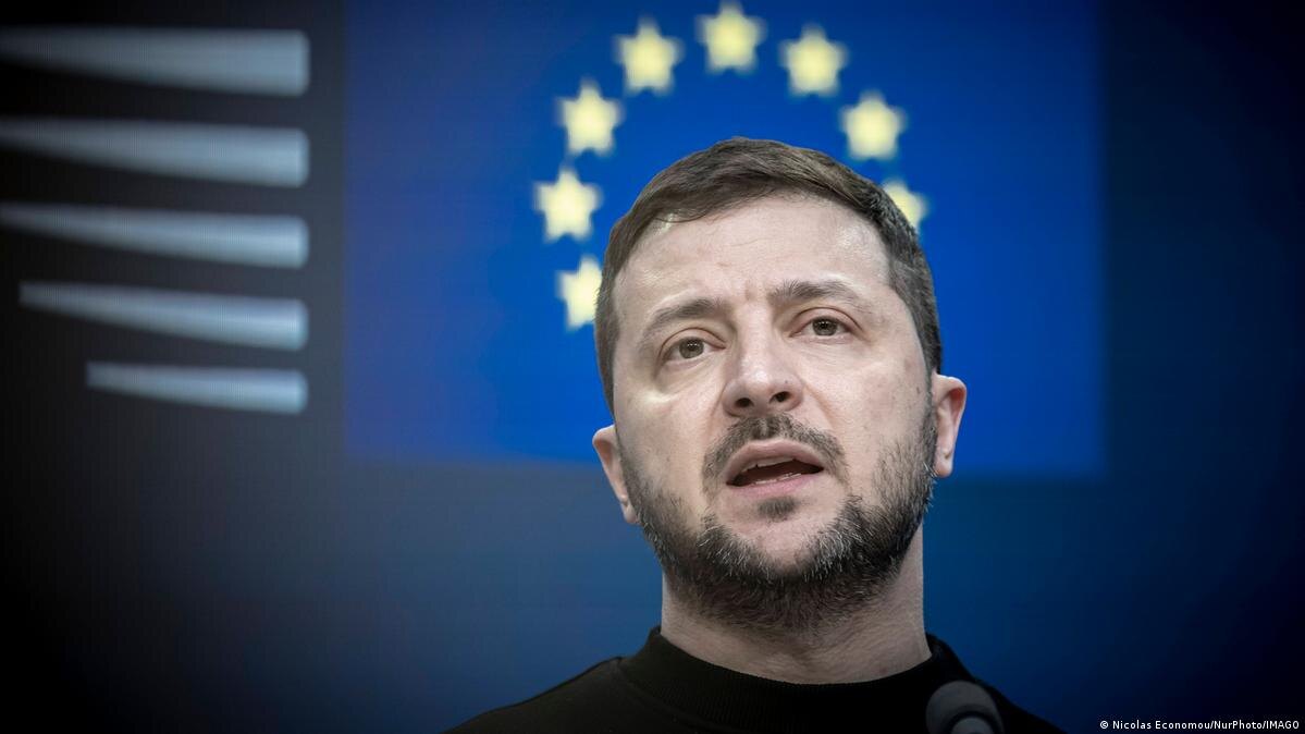    Захарова: Зеленский бежит за ЕС, как за автобусом, прищемившем его руку дверью