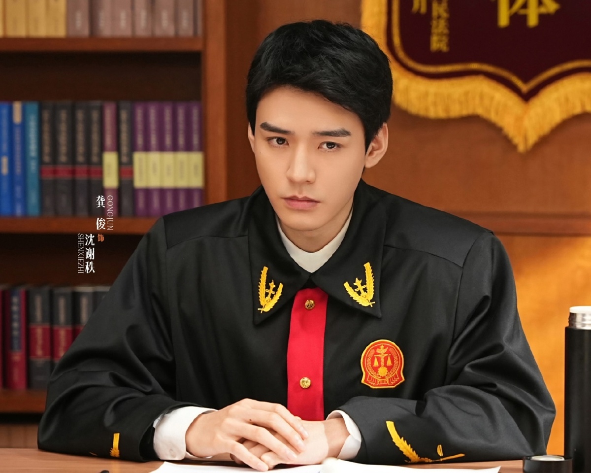 Гун Цзюнь в роли судьи.