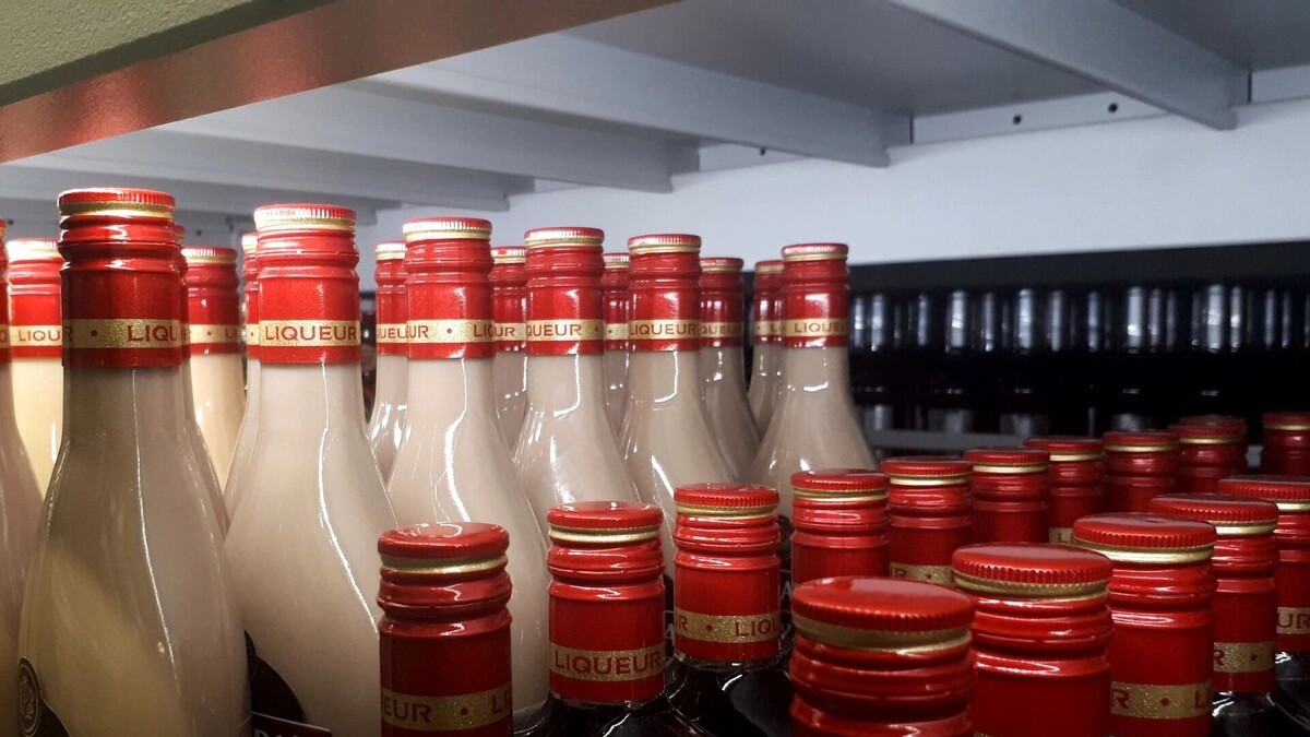    Основная продукция завода — ликеры и крепкие спиртные напитки   1MI