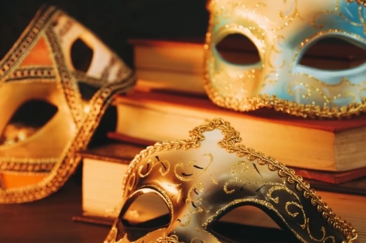    В Ханты-Мансийке работает выставка «Этот невероятный мир театра»