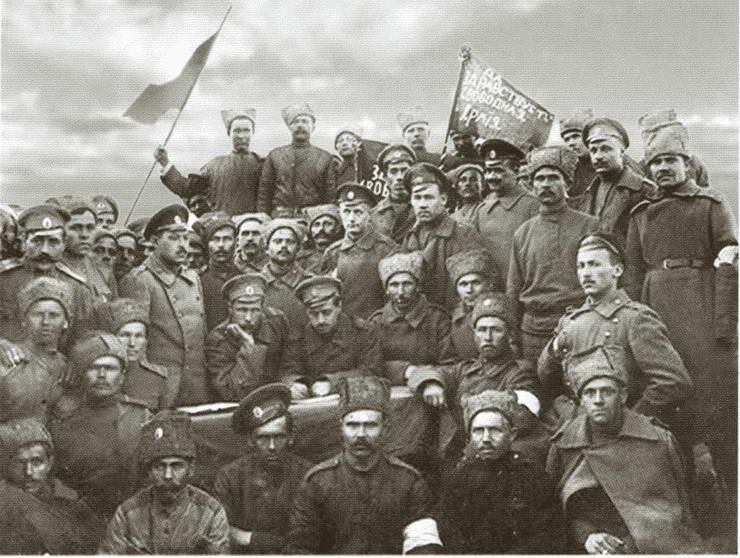 Революционно настроенные солдаты. Россия, 1917 год.
