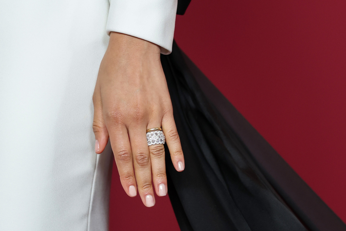 Aurore Marechal / Getty Images📷Обручальное кольцо на руке Зендеи