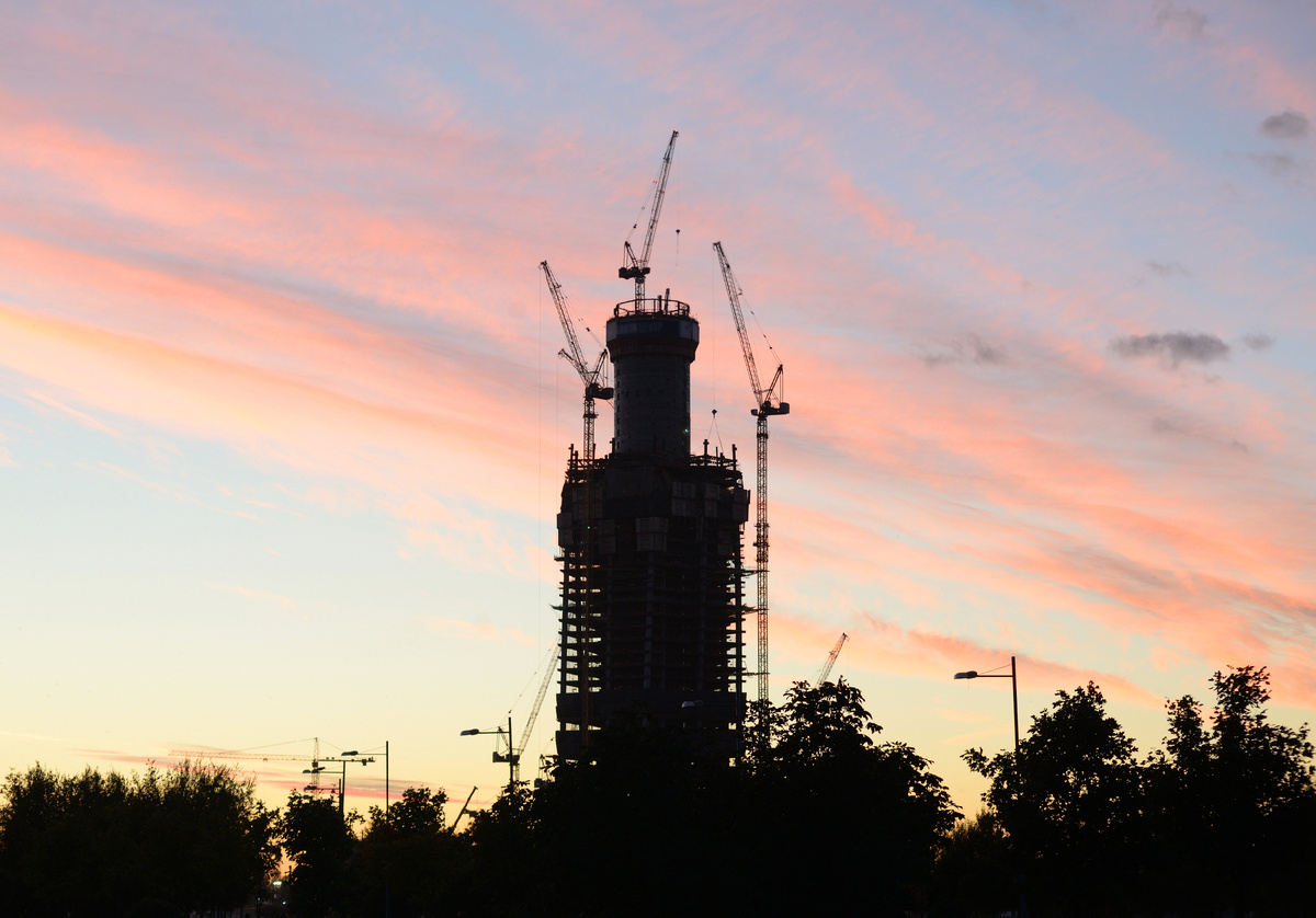 Силуэт строящегося небоскреба «Лахта Центр» вечером в Санкт-Петербурге. Источник: Shutterstock