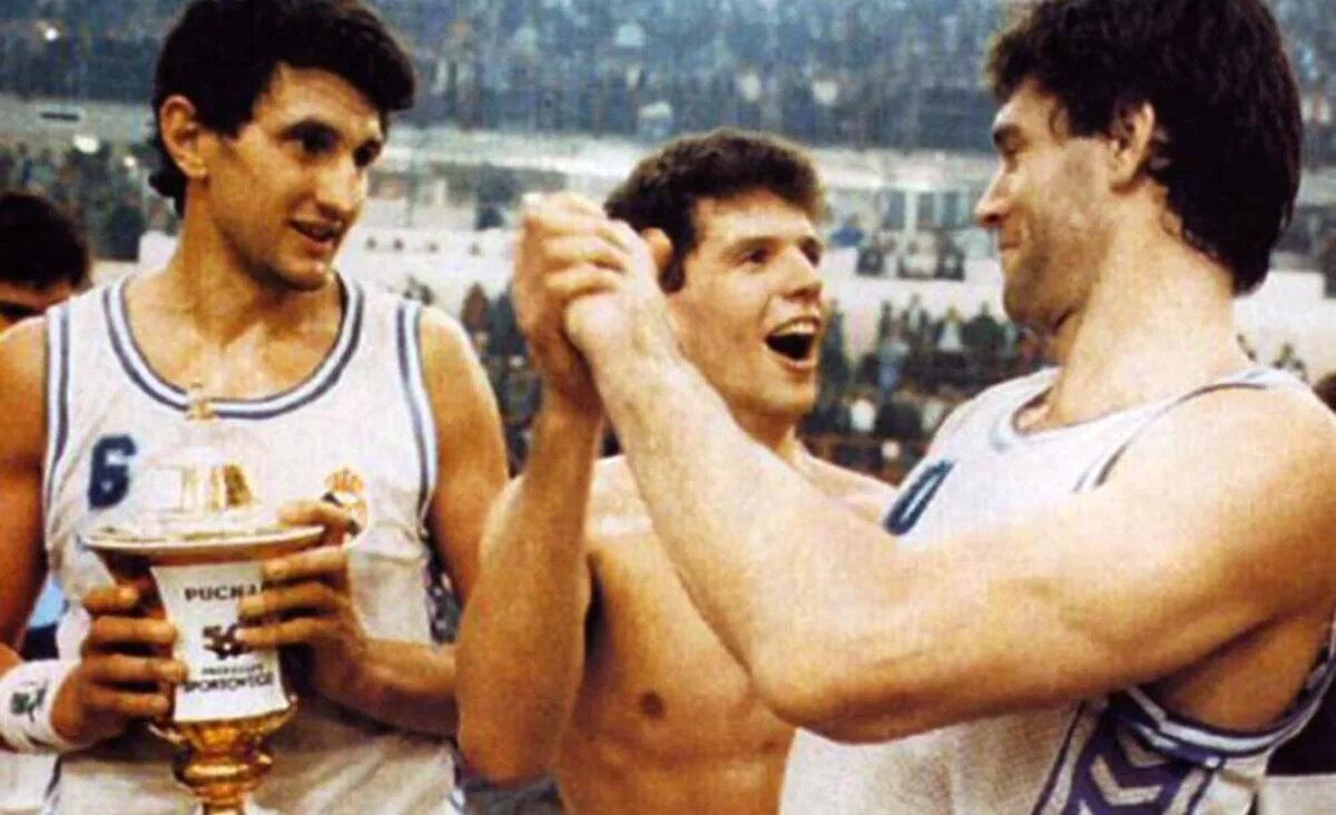    Фернандо Ромай, Дражен Петрович и Фернандо Мартин (слева направо) празднуют победу в Кубке обладателей кубков / Источник фото: ФИБА