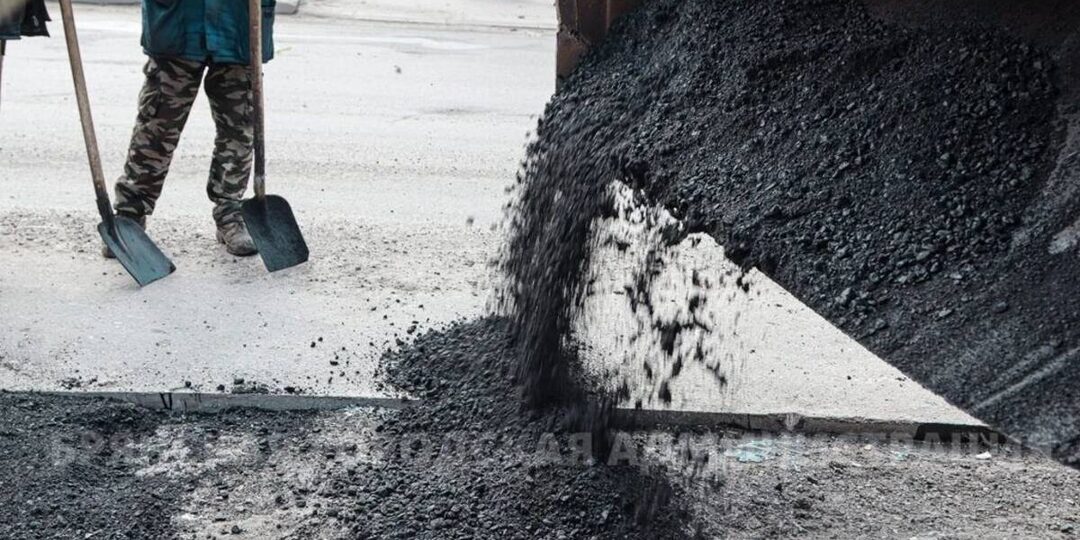 В Брянске стартовал ямочный ремонт горячим асфальтом