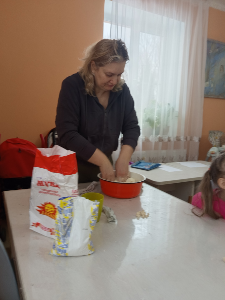 Светлана делает солёное тесто для будущих поделок