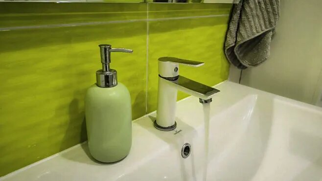 Вы льете деньги в трубу: такой кран крадет до 10 литров воды