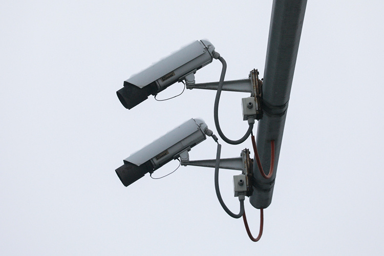    Сейчас одна камера может фиксировать сразу несколько нарушений. При этом, по нашим данным, перед внедрением новой функции в Татарстане камеры проходили «обкатку» в течение нескольких месяцев, так что вероятность ошибки минимальна.   
Фото: «БИЗНЕС Online»