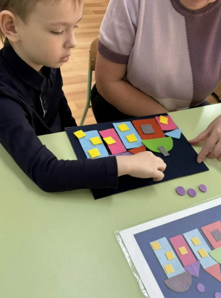 Занятия в садике. Для разбивки текста. Повторяет рисунок по трафарету