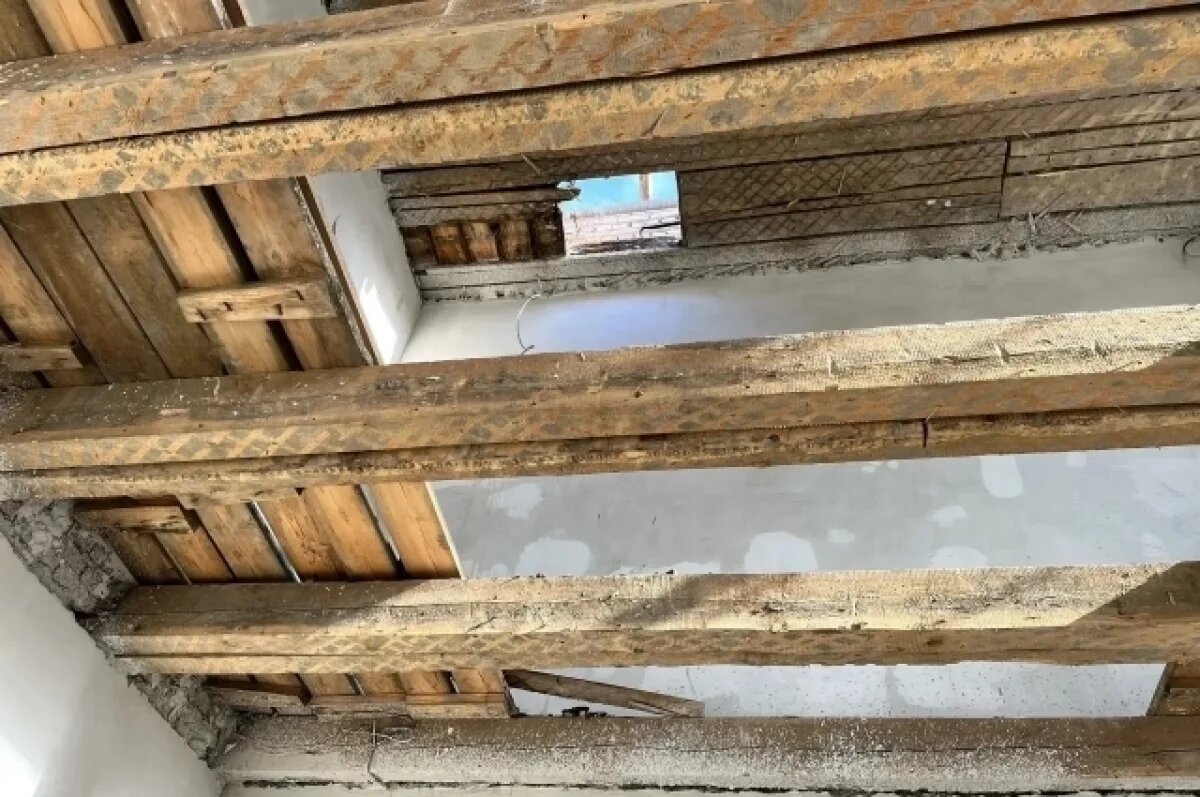    В Рубцовске рабочий упал с крыши учебного заведения и разбился насмерть