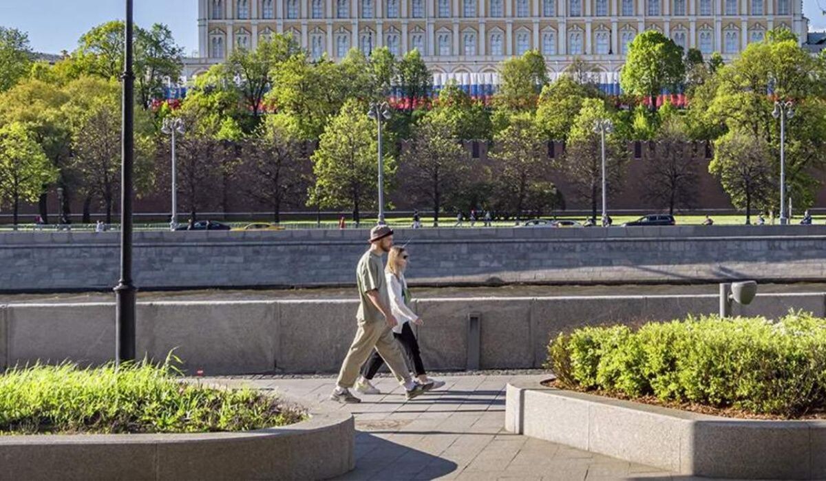     Люди на прогулке. Источник: iz.ru Автор фото: Константин Кокошкин