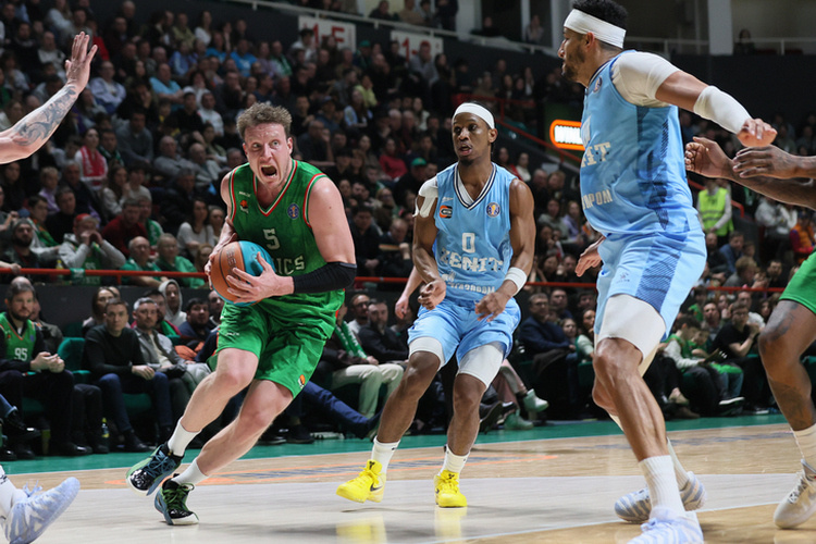    Дмитрий Кулагин (с мячом) / фото: unics.ru